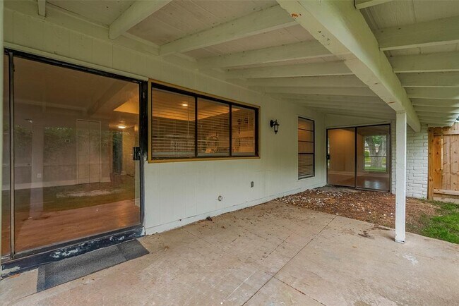 Building Photo - 3835 Cypressdale Dr