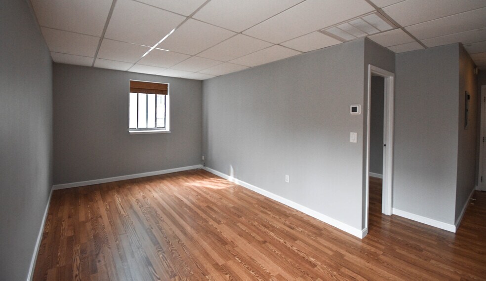 Living Room - 549 E 4th St