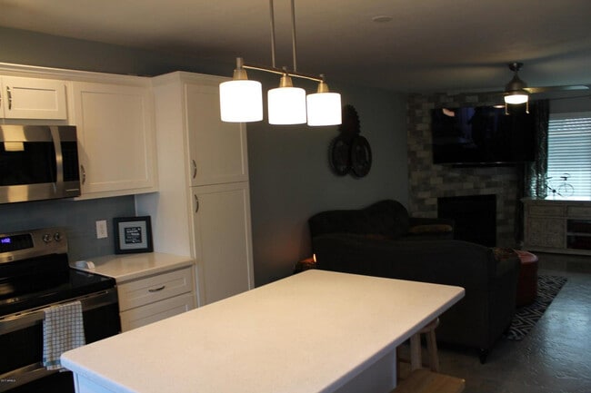 Building Photo - 4901 E Kelton Ln