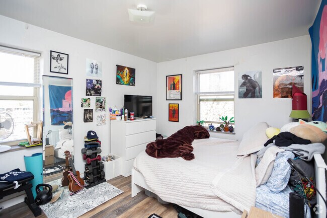 2BR, 1BA - 950 SF - Bedroom - 5604 Fifth Avenue-Claridge