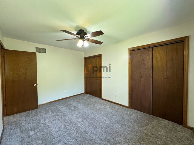 Building Photo - 334 Little John Dr