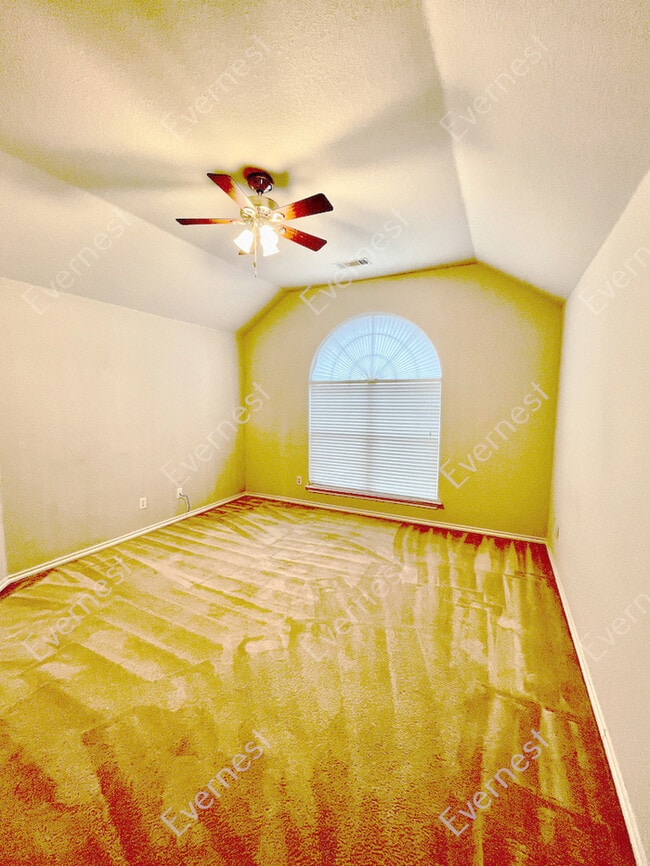 Building Photo - Spacious 3-Bedroom Home with Modern Kitche...
