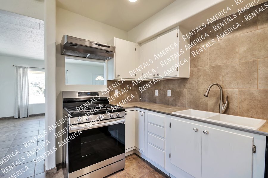 Building Photo - 1520 E Silver St