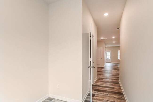 Building Photo - Brand New End-Unit Townhome | 3 BR/2.5BA | 1-Car Garage | Near Downtown Mooresville