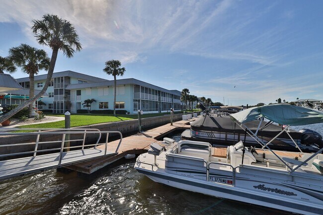 Building Photo - Intracoastal 2 bed/ 2 ba condo with lots o...
