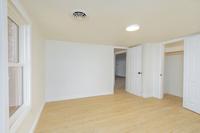 Building Photo - 4 BEDROOM 3 BATHROOM HOUSE FOR RENT