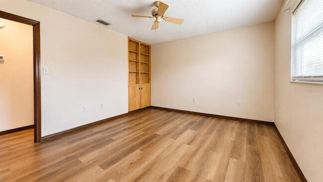 Building Photo - 35025 Raintree Dr
