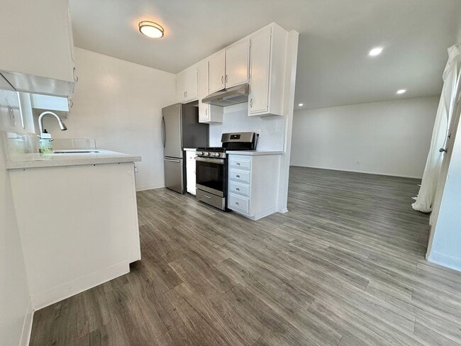 Building Photo - Spacious 2BD with Private Laundry Room, Garage Parking & Private Entrance