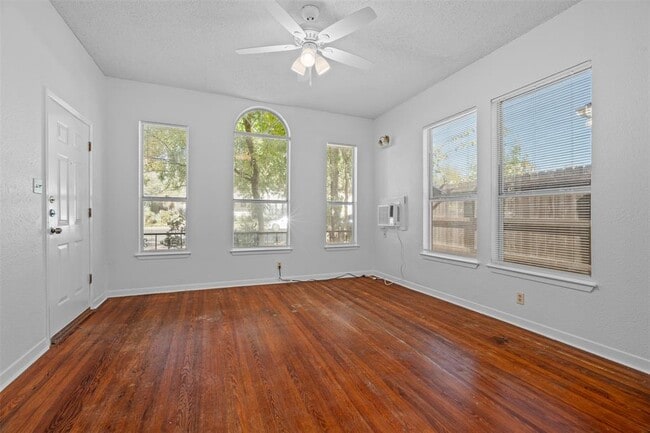 Building Photo - 1607 Palma Plaza