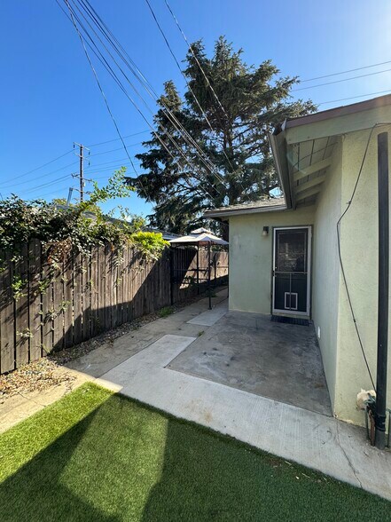 Building Photo - 831 W Walnut Ave