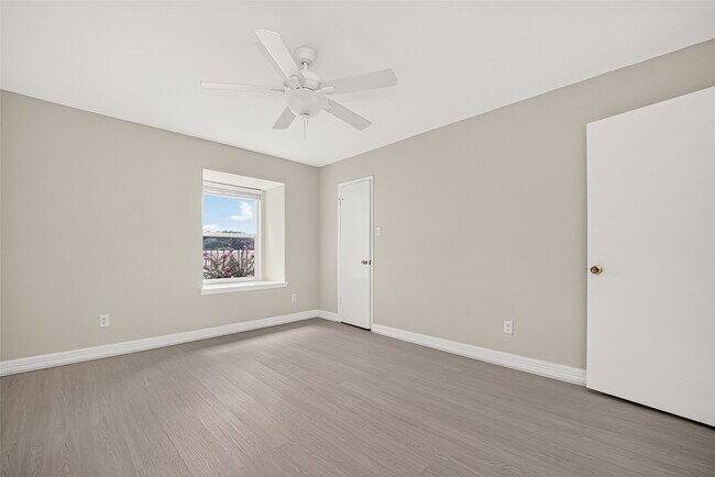 Building Photo - 10383 Briar Forest Dr