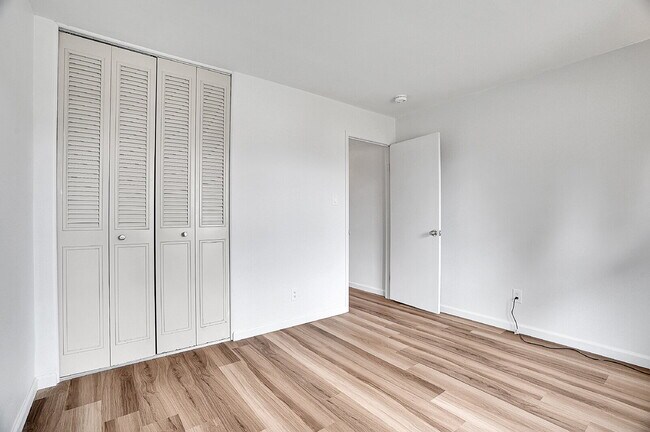Building Photo - $2,145.95 with $300 Off the first month's rent, 2 Beds - 1 Bath, Townhouse in Greenwood Village w...