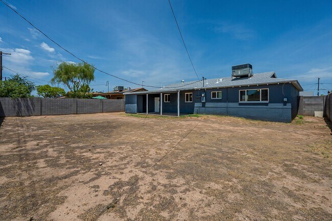 Building Photo - Scottsdale Home that has everything you need!