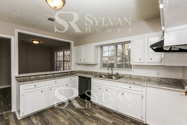 Building Photo - This 3 bedroom, 2 bathroom home on approxi...