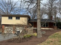 Building Photo - Amazing  split-level home in Ashby Heights!