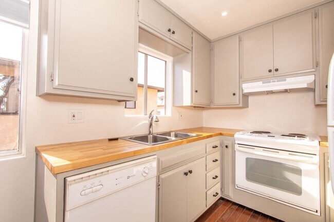 Building Photo - Blocks From the Ocean, Refreshed 1bd / 1ba in Pacific Beach!
