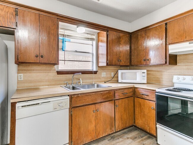 Building Photo - Charming West Norman Duplex