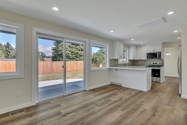 Building Photo - Freshly Remodeled Burien Rambler
