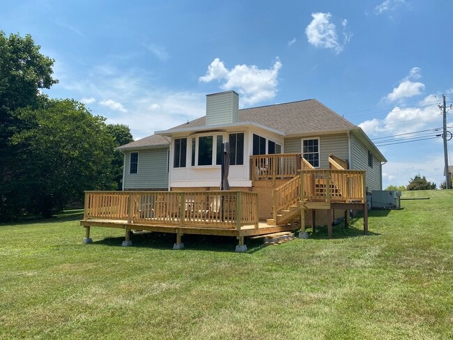 Building Photo - 3 Bedroom 2 Bath house with attached garage, sun room, large back deck