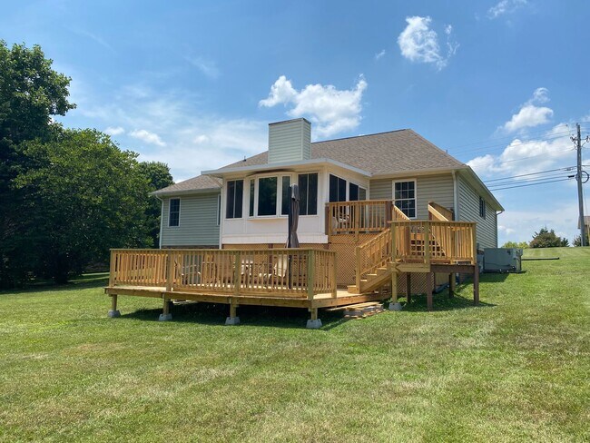 Building Photo - ***COMING SOON, JUNE 1ST*** 3 Bedroom 2 Bath house with attached garage, sun room, large back deck