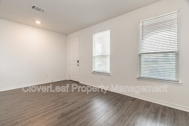 Building Photo - 302 Colonial Blf