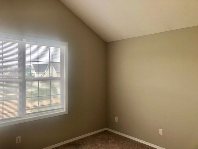 Building Photo - Extremely sharp 3BR 2.5 bath townhouse in ...