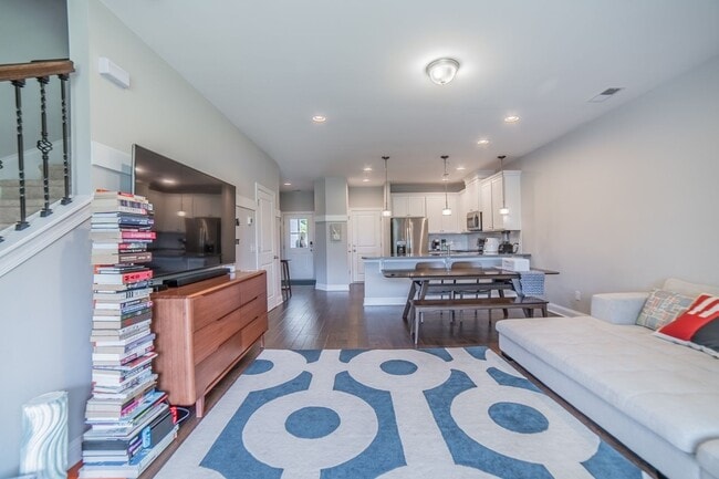 Building Photo - Coming Available! 3 Bedroom, 2.5 Bath Townhome!