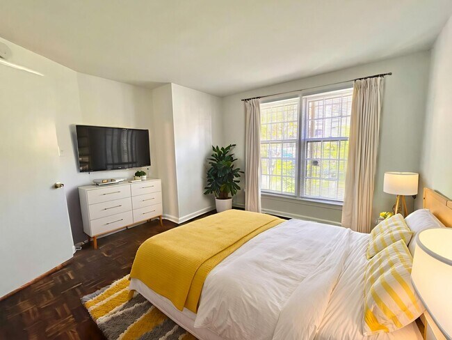 Building Photo - 340 11th St SE