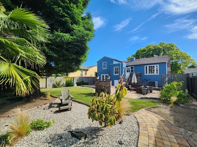 Building Photo - Two bed house in San Mateo