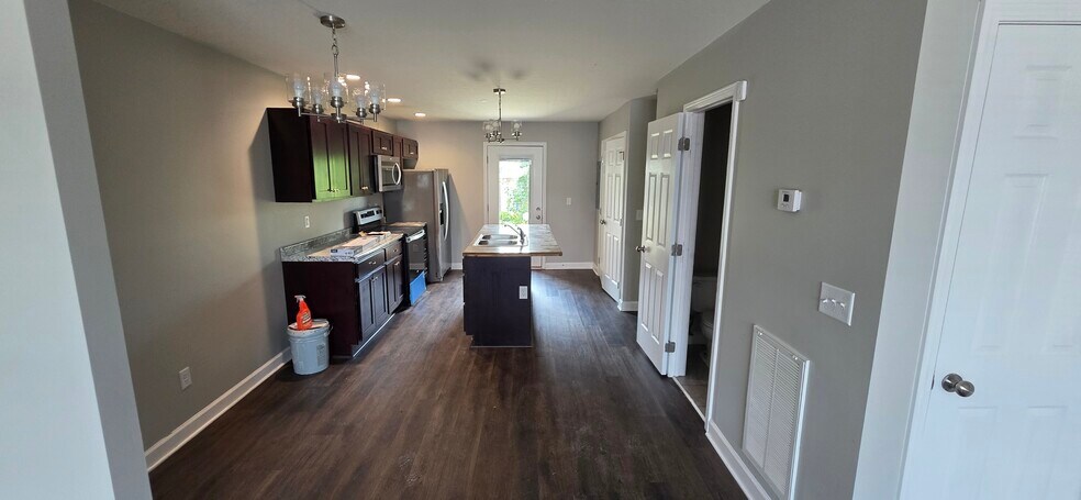 Building Photo - 285 Creekwood Ave