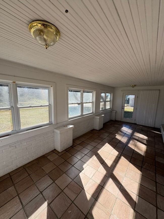 Building Photo - 420 W Old Andrew Johnson Hwy