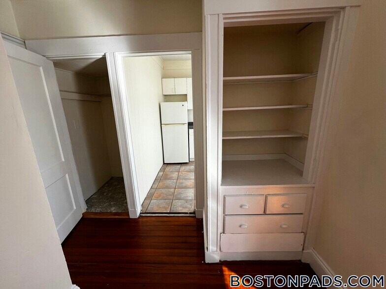 Building Photo - 518 Cambridge St