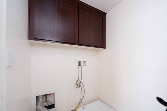 Building Photo - 4 Bedroom & 2 Bathroom