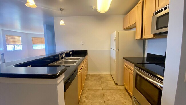 Building Photo - Luxury & Bright Top-floor in one of the sa...