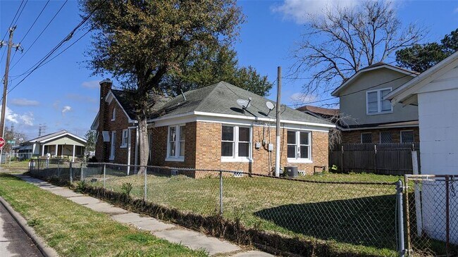 Building Photo - 3229 Wisconsin St