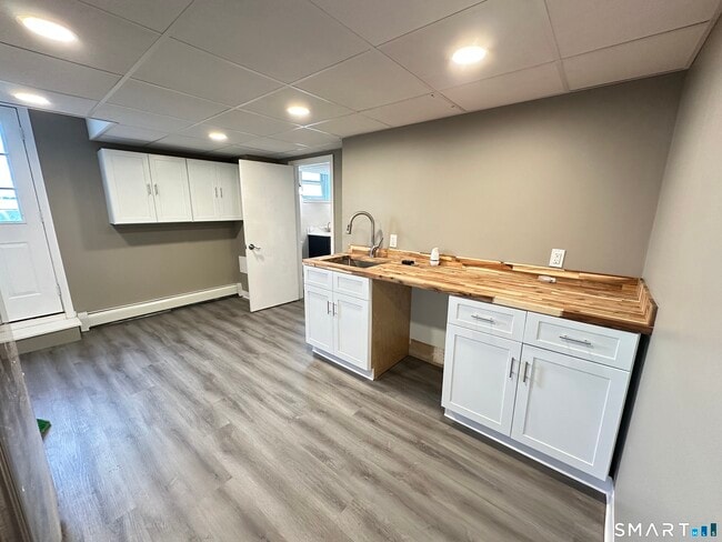 Building Photo - 40 Oak St