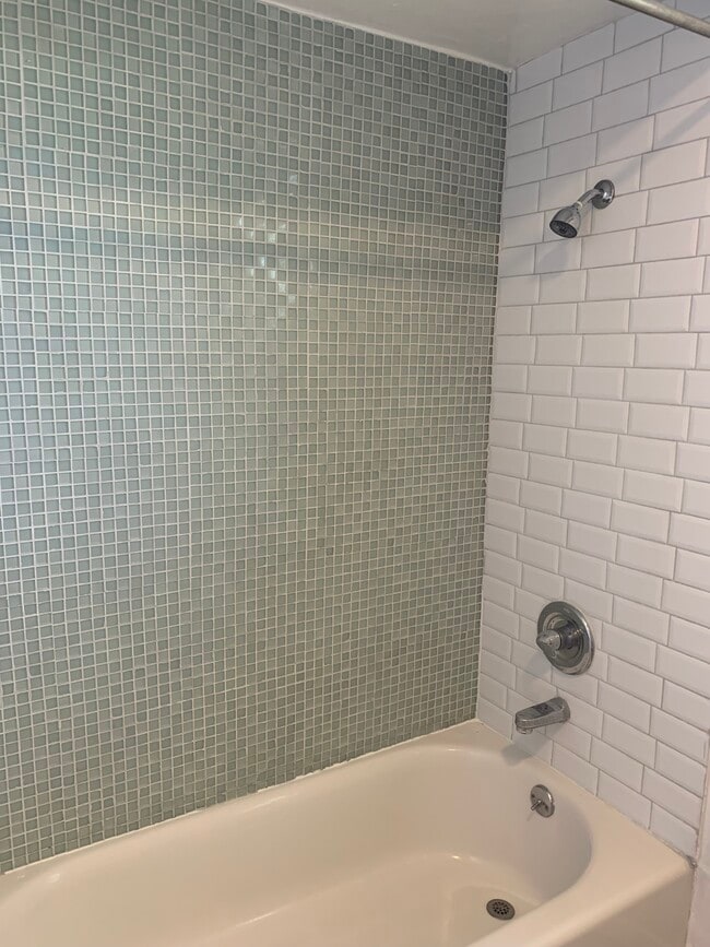 Building Photo - 416 N Doheny Dr