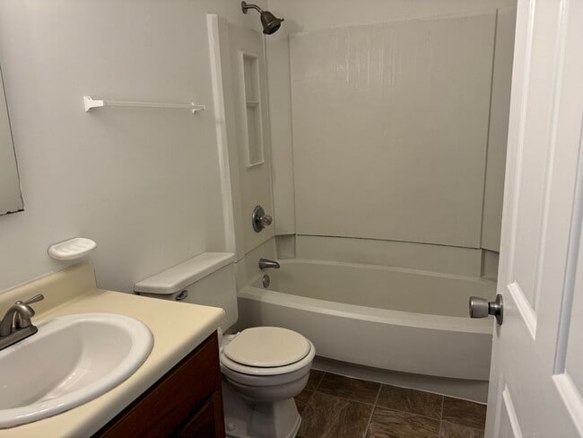 Building Photo - Good Value 3 BR / 1.5 Bath Glen Allen Townhome with Fenced Yard