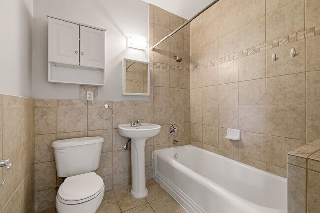 Building Photo - 422 Butternut St NW