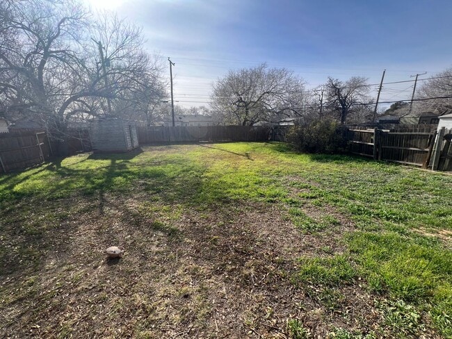 Building Photo - 2 Bed 1 Bath Home