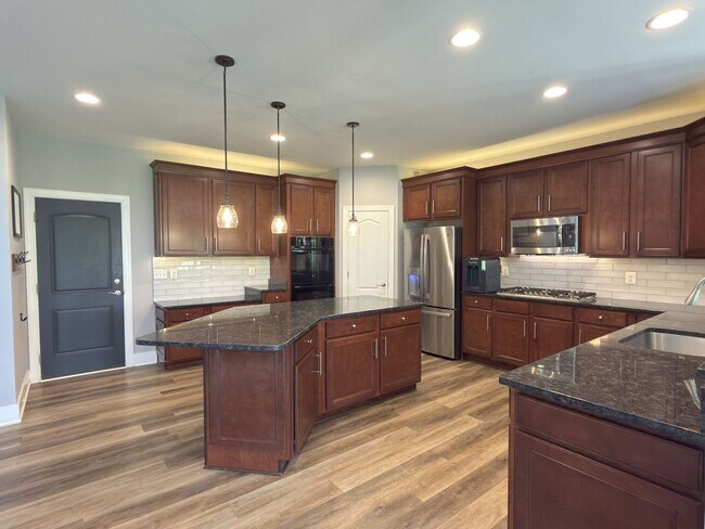Building Photo - Spacious 4 Bed 3.5 Bath Home in Round Hill VA For Rent!