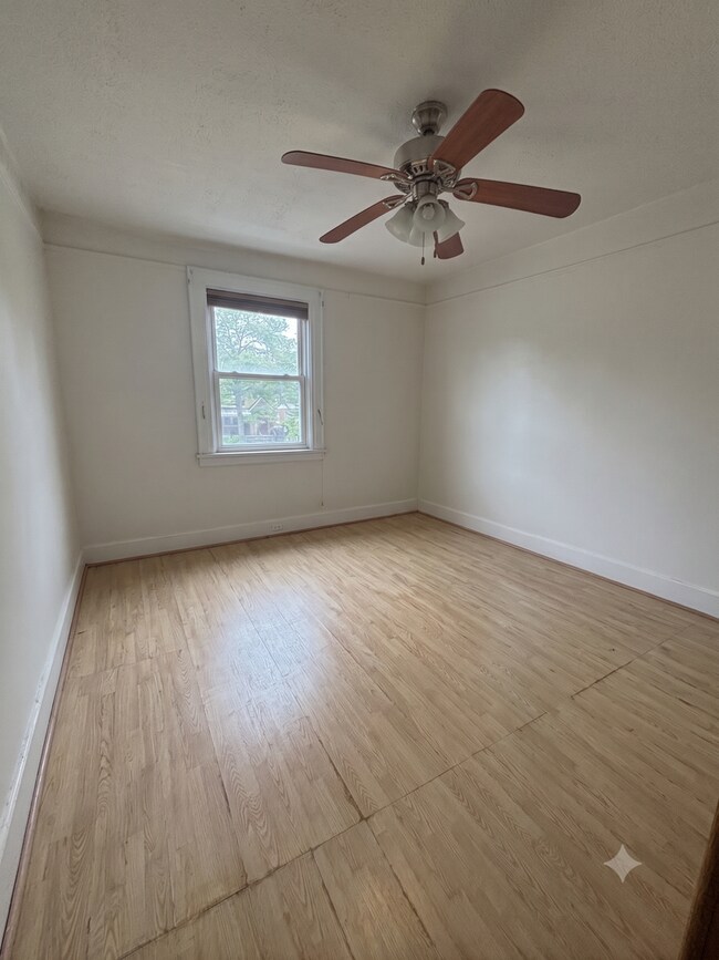 Building Photo - 4-Bedroom, 1-Bathroom Residence w/ Washer and Dryer