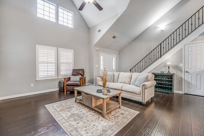 Building Photo - 1033 W Montebello Cir