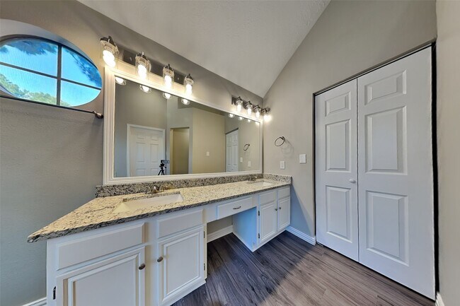 Building Photo - 15142 Red Cedar Cove Ln