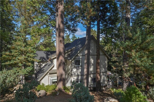 Building Photo - Charming Mountain Retreat across from Golf Course