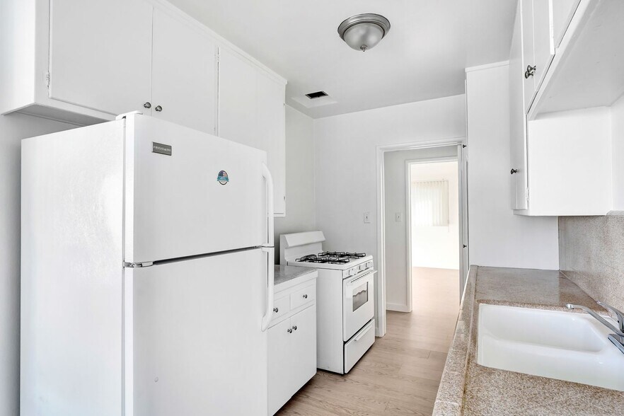 Building Photo - 10250-70 Palms