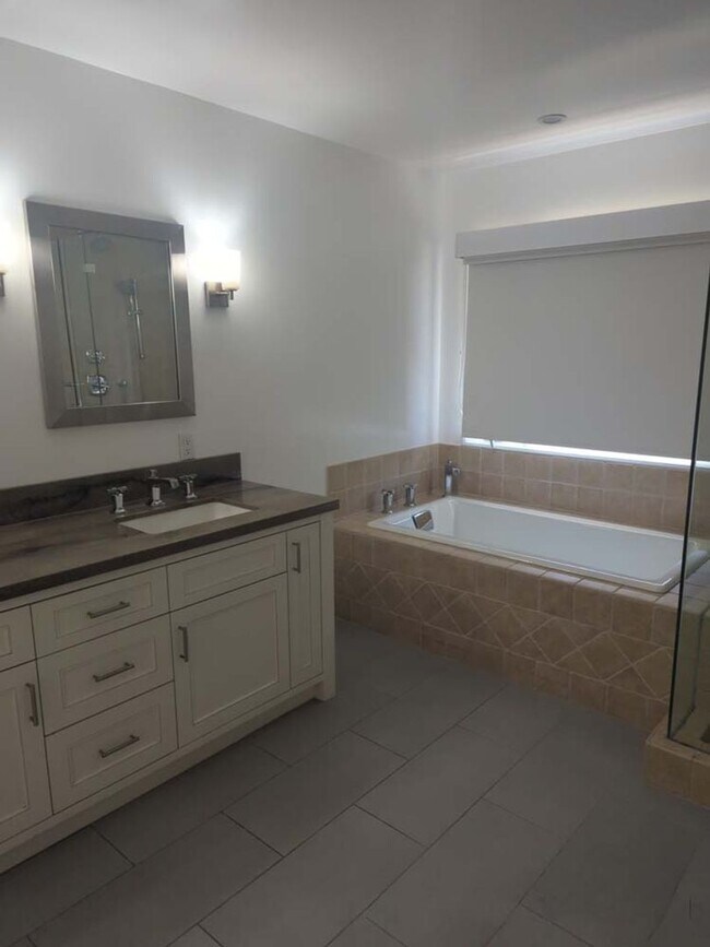 Building Photo - Gorgeous 3 bed 2.5 bath home with stunning Ocean Views and lots of natural light, in the highly s...