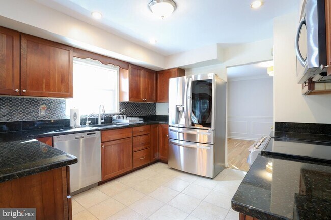 Building Photo - 8519 Electric Ave