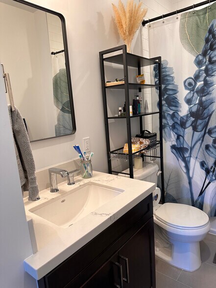 Private bathroom - 9542 Parker Ln