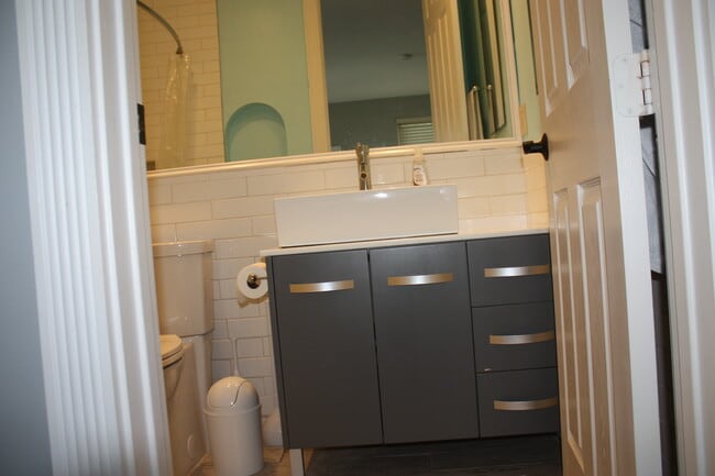 Building Photo - 5862 Homeland Rd